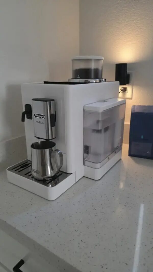 588 De'Longhi Rivelia Automatic Espresso Machine - Image 4
