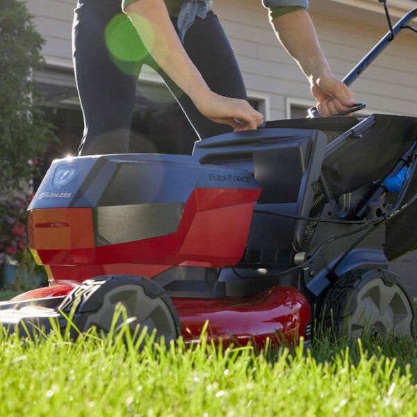 81DIOfzHNhL._AC_SL1500_ (1) Toro Super Recycler 21" 60V Battery Personal Pace Mower - Image 8
