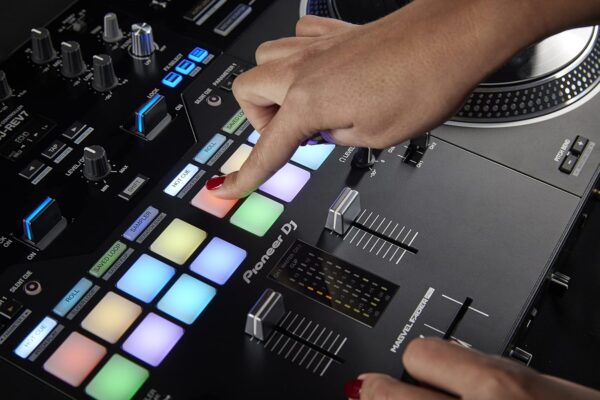 81lffAdYQ6L._AC_SL1500_ Pioneer DJ DDJ-REV7 DJ Controller - Image 9