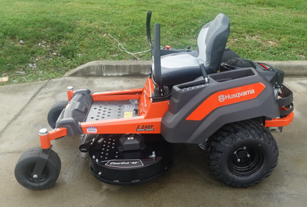 DSC04854_4bbdab25-0b11-495d-8464-3bfce052d436 Husqvarna Z242F Special Edition 42" Zero Turn Mower 21.5HP KAW (Scratch and Dent) - Image 3