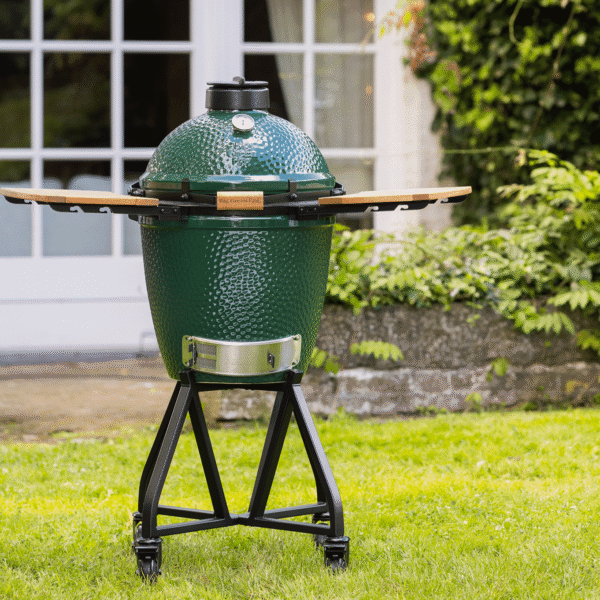 medium-integgrated-nest-lifestyle-_2 Big Green Egg Medium Ceramic Charcoal Grill - Image 3